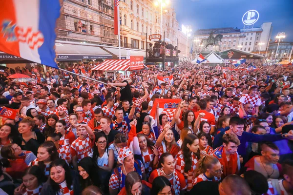 Zagreb, Hırvatistan - 11 Temmuz 2018: 2:1 zaferini kutluyor Hırvat futbol taraftarları Hırvatistan – İngiltere'de yarı finales FIFA Dünya 2018 Ban Jelacic Meydanı Zagrep, Hırvatistan Kupası.