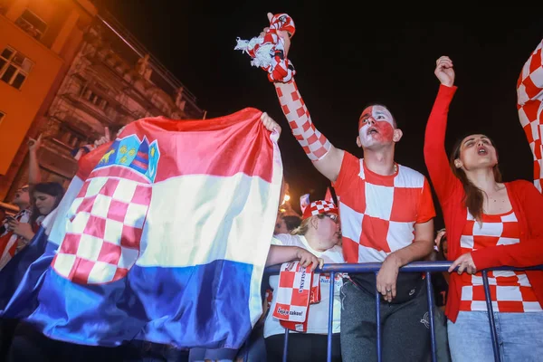 Zagreb, Hırvatistan - 11 Temmuz 2018: 2:1 zaferini kutluyor Hırvat futbol taraftarları Hırvatistan – İngiltere'de yarı finales FIFA Dünya 2018 Ban Jelacic Meydanı Zagrep, Hırvatistan Kupası.
