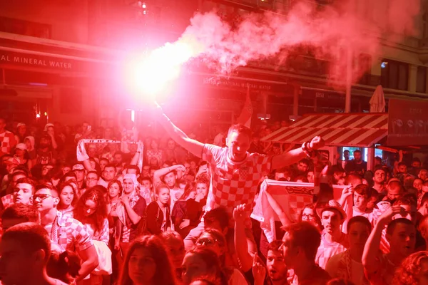 Zagreb, Hırvatistan - 11 Temmuz 2018: 2:1 zaferini kutluyor Hırvat futbol taraftarları Hırvatistan – İngiltere'de yarı finales FIFA Dünya 2018 Ban Jelacic Meydanı Zagrep, Hırvatistan Kupası.