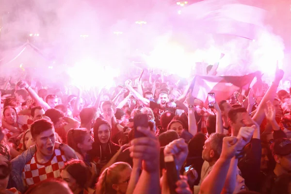 克罗地亚萨格勒布 2018年7月11日 克罗地亚球迷庆祝2 克罗地亚 英格兰在半终曲国际足联世界杯2018在克罗地亚萨格勒布 Jelacic — 图库照片