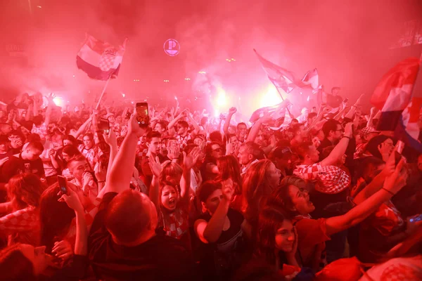 Zagreb Croacia Julio 2018 Los Aficionados Croatas Fútbol Celebran Victoria —  Fotos de Stock