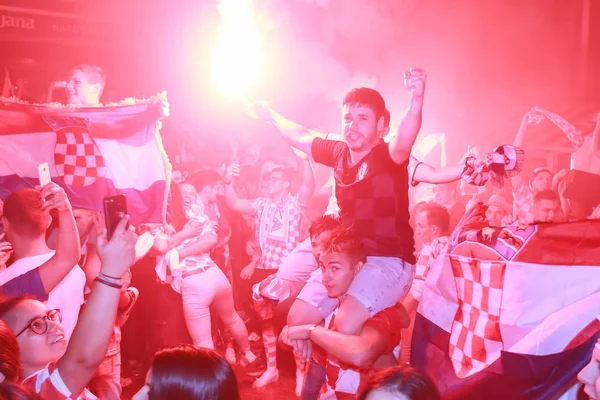 ザグレブ クロアチア 2018 クロアチアのサッカー ファン の勝利を祝ってクロアチア イングランド戦半フィナーレ Fifa ワールド カップ — ストック写真