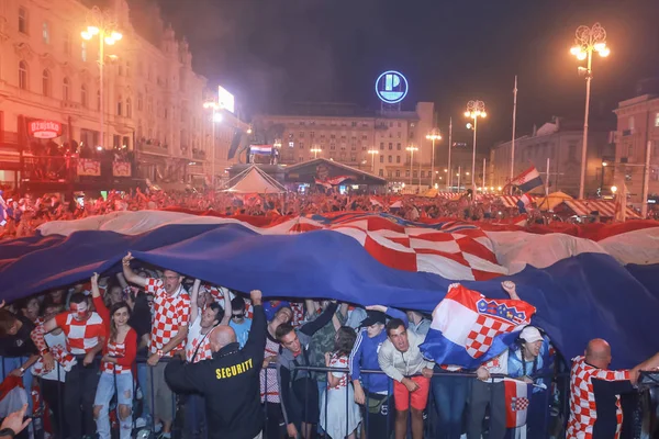 Zagreb, Hırvatistan - 11 Temmuz 2018: 2:1 zaferini kutluyor Hırvat futbol taraftarları Hırvatistan – İngiltere'de yarı finales FIFA Dünya 2018 Ban Jelacic Meydanı Zagrep, Hırvatistan Kupası.