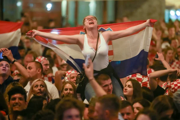 Zagreb, Hırvatistan - 11 Temmuz 2018: 2:1 zaferini kutluyor Hırvat futbol taraftarları Hırvatistan – İngiltere'de yarı finales FIFA Dünya 2018 Ban Jelacic Meydanı Zagrep, Hırvatistan Kupası.