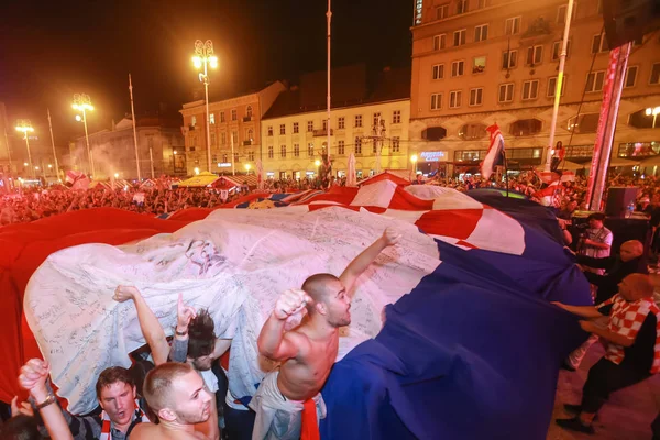 Zagreb, Hırvatistan - 11 Temmuz 2018: 2:1 zaferini kutluyor Hırvat futbol taraftarları Hırvatistan – İngiltere'de yarı finales FIFA Dünya 2018 Ban Jelacic Meydanı Zagrep, Hırvatistan Kupası.