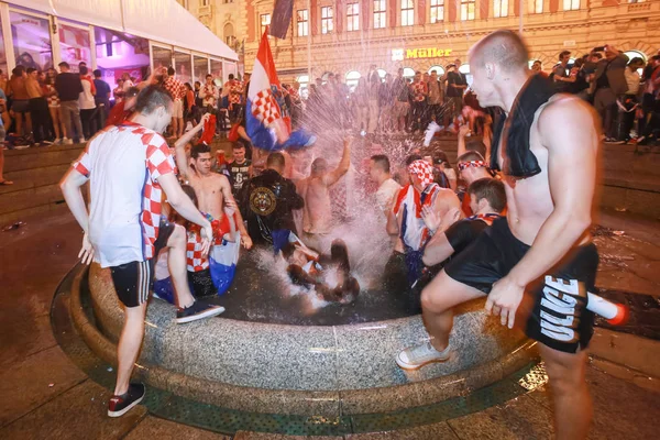 Zagreb, Hırvatistan - 11 Temmuz 2018: 2:1 zaferini kutluyor Hırvat futbol taraftarları Hırvatistan – İngiltere'de semifinales FIFA Dünya 2018 su çeşme Mandusevac Ban Jelacic meydanında Kupası.