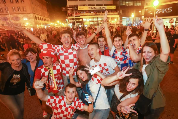 Zagreb, Hırvatistan - 11 Temmuz 2018: 2:1 zaferini kutluyor Hırvat futbol taraftarları Hırvatistan – İngiltere'de yarı finales FIFA Dünya 2018 Ban Jelacic Meydanı Zagrep, Hırvatistan Kupası.