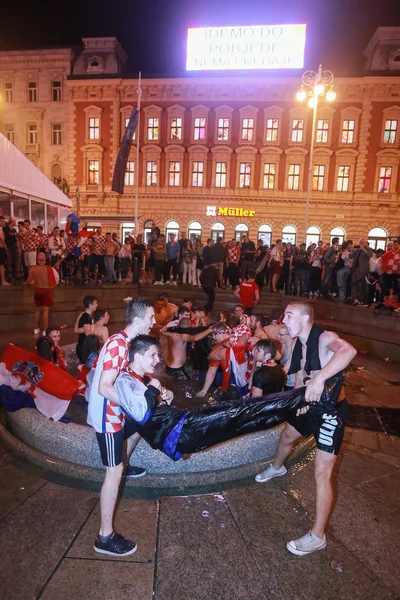 Zagreb, Hırvatistan - 11 Temmuz 2018: 2:1 zaferini kutluyor Hırvat futbol taraftarları Hırvatistan – İngiltere'de semifinales FIFA Dünya 2018 su çeşme Mandusevac Ban Jelacic meydanında Kupası.