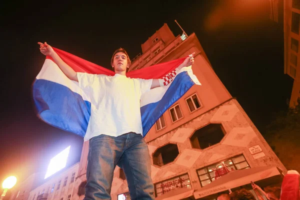 Zagreb, Hırvatistan - 11 Temmuz 2018: 2:1 zaferini kutluyor Hırvat futbol taraftarları Hırvatistan – İngiltere'de yarı finales FIFA Dünya 2018 Ban Jelacic Meydanı Zagrep, Hırvatistan Kupası.