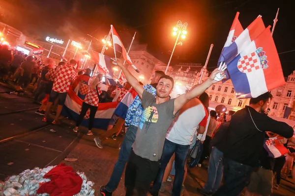Zagreb, Hırvatistan - 11 Temmuz 2018: 2:1 zaferini kutluyor Hırvat futbol taraftarları Hırvatistan – İngiltere'de yarı finales FIFA Dünya 2018 Ban Jelacic Meydanı Zagrep, Hırvatistan Kupası.