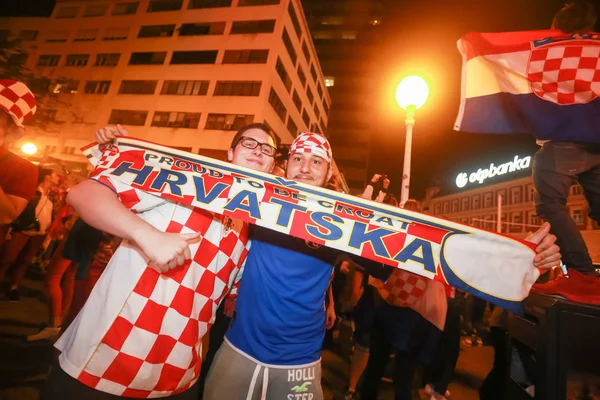 Zagreb, Hırvatistan - 11 Temmuz 2018: 2:1 zaferini kutluyor Hırvat futbol taraftarları Hırvatistan – İngiltere'de yarı finales FIFA Dünya 2018 Ban Jelacic Meydanı Zagrep, Hırvatistan Kupası.
