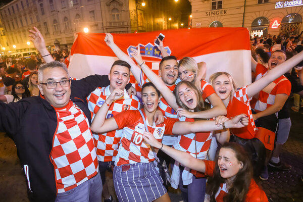 ЗАГРЕБ, КРОАТИЯ - 11 июля 2018 года: Хорватские футбольные болельщики празднуют победу 2: 1 Хорватия - Англия в полуфинале Кубка мира по фифе 2018 на площади Бан Джелачич в Загребе, Хорватия
.