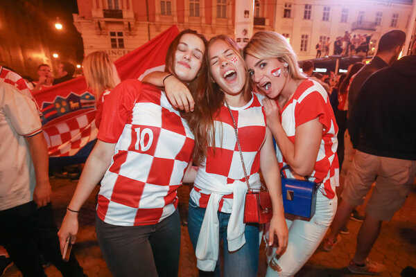 ЗАГРЕБ, КРОАТИЯ - 11 июля 2018 года: Хорватские футбольные болельщики празднуют победу 2: 1 Хорватия - Англия в полуфинале Кубка мира по фифе 2018 на площади Бан Джелачич в Загребе, Хорватия
.