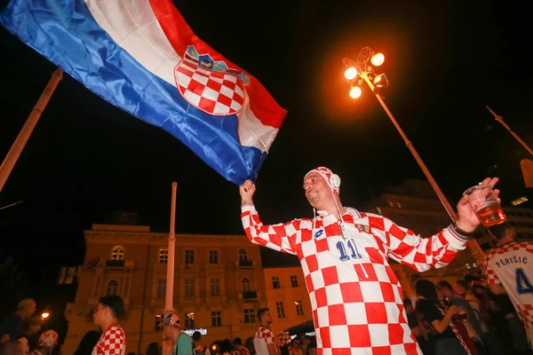 Zagreb, Hırvatistan - 11 Temmuz 2018: 2:1 zaferini kutluyor Hırvat futbol taraftarları Hırvatistan – İngiltere'de yarı finales FIFA Dünya 2018 Ban Jelacic Meydanı Zagrep, Hırvatistan Kupası.