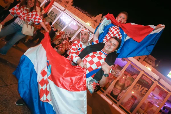 Zagreb, Hırvatistan - 11 Temmuz 2018: 2:1 zaferini kutluyor Hırvat futbol taraftarları Hırvatistan – İngiltere'de yarı finales FIFA Dünya 2018 Ban Jelacic Meydanı Zagrep, Hırvatistan Kupası.