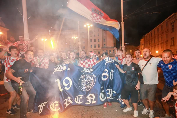 Zagreb, Hırvatistan - 11 Temmuz 2018: 2:1 zaferini kutluyor Hırvat futbol taraftarları Hırvatistan – İngiltere'de yarı finales FIFA Dünya 2018 Ban Jelacic Meydanı Zagrep, Hırvatistan Kupası.