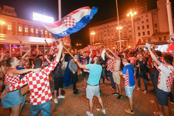 Zagreb, Hırvatistan - 11 Temmuz 2018: 2:1 zaferini kutluyor Hırvat futbol taraftarları Hırvatistan – İngiltere'de yarı finales FIFA Dünya 2018 Ban Jelacic Meydanı Zagrep, Hırvatistan Kupası.