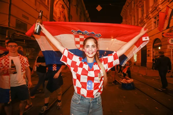 Zagreb, Hırvatistan - 11 Temmuz 2018: 2:1 zaferini kutluyor Hırvat futbol taraftarları Hırvatistan – İngiltere'de yarı finales FIFA Dünya Kupası 2018 sokaklarda Zagreb, Hırvatistan.