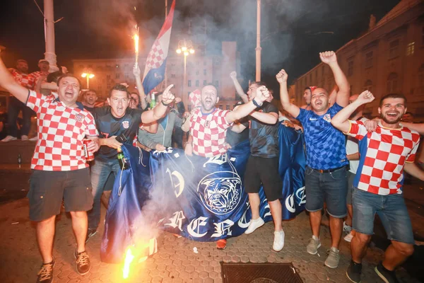 Zagreb, Hırvatistan - 11 Temmuz 2018: 2:1 zaferini kutluyor Hırvat futbol taraftarları Hırvatistan – İngiltere'de yarı finales FIFA Dünya 2018 Ban Jelacic Meydanı Zagrep, Hırvatistan Kupası.