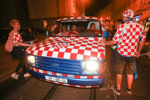 Zagreb, Hırvatistan - 11 Temmuz 2018: 2:1 zaferini kutluyor Hırvat futbol taraftarları Hırvatistan – İngiltere'de yarı finales FIFA Dünya Kupası 2018 sokaklarda Zagreb, Hırvatistan.