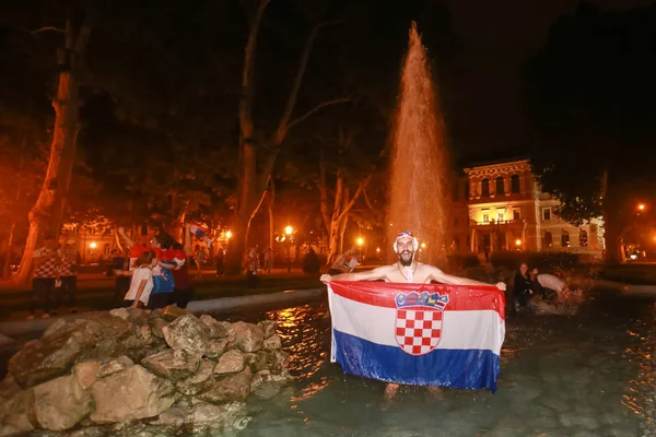 Zagreb, Hırvatistan - 11 Temmuz 2018: 2:1 zaferini kutluyor Hırvat futbol taraftarları Hırvatistan – İngiltere'de yarı finales FIFA Dünya 2018 su Çeşme Tarih Zrinjevac Parkı Zagrep, Hırvatistan Kupası.