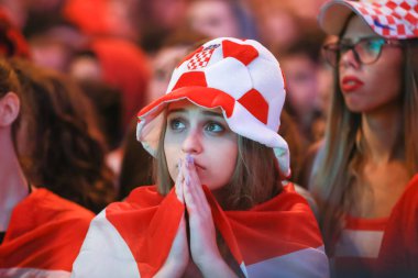 Zagreb, Hırvatistan - 11 Temmuz 2018: tüm Hırvatistan vs İngiltere'de yarı final Fifa Dünya Kupası 2018 Ban Jelacic meydanında Zagrep, Hırvatistan maçı izlerken endişeli Iveša kadın fan.