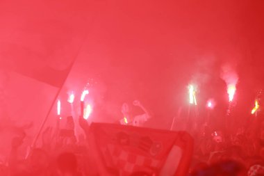 Zagreb, Hırvatistan - 11 Temmuz 2018: 2:1 zaferini kutluyor Hırvat futbol taraftarları Hırvatistan – İngiltere'de yarı finales FIFA Dünya 2018 Ban Jelacic Meydanı Zagrep, Hırvatistan Kupası.