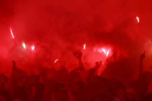 Fußballfans Feiern Sieg Mit Brennenden Fackeln — Stockfoto