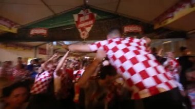 Zagreb, Hırvatistan - 7 Temmuz 2018: Hırvat futbol taraftarları Hırvat çeyrek Rusya FIFA Dünya Kupası 2018 Zagrep, Hırvatistan için Ban Jelacic meydanında son zaferi kutlamak.