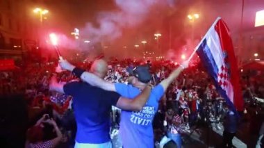 Zagreb, Hırvatistan - 7 Temmuz 2018: Hırvat futbol taraftarları Hırvat çeyrek Rusya FIFA Dünya Kupası 2018 Zagrep, Hırvatistan için Ban Jelacic meydanında son zaferi kutlamak.