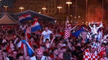 Zagreb, Hırvatistan - 7 Temmuz 2018: Hırvat futbol taraftarları Hırvat çeyrek Rusya FIFA Dünya Kupası 2018 Zagrep, Hırvatistan için Ban Jelacic meydanında son zaferi kutlamak.