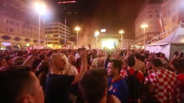 Zagreb, Hırvatistan - 7 Temmuz 2018: Hırvat futbol taraftarları Hırvat çeyrek Rusya FIFA Dünya Kupası 2018 Zagrep, Hırvatistan için Ban Jelacic meydanında son zaferi kutlamak.