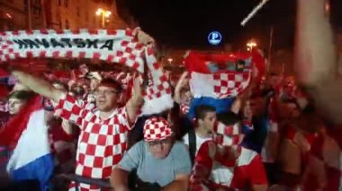Zagreb, Hırvatistan - 7 Temmuz 2018: Hırvat futbol taraftarları Hırvat çeyrek Rusya FIFA Dünya Kupası 2018 Zagrep, Hırvatistan için Ban Jelacic meydanında son zaferi kutlamak.