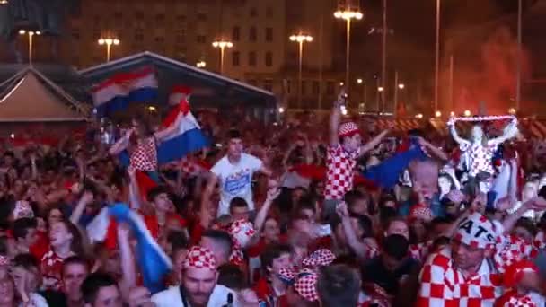 克罗地亚萨格勒布 2018年7月7日 克罗地亚足球球迷庆祝克罗地亚季度在国际足联2018世界杯上对俄罗斯的最后胜利 Jelacic 广场在克罗地亚萨格勒布 — 图库视频影像