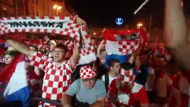 克罗地亚萨格勒布 2018年7月7日 克罗地亚足球球迷庆祝克罗地亚季度在国际足联2018世界杯上对俄罗斯的最后胜利 Jelacic 广场在克罗地亚萨格勒布 — 图库视频影像