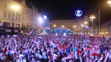 Zagreb, Hırvatistan - 11 Temmuz 2018: 2:1 zaferini kutluyor Hırvat futbol taraftarları Hırvatistan – İngiltere'de yarı finale FIFA Dünya 2018 Ban Jelacic Meydanı Zagrep, Hırvatistan Kupası.