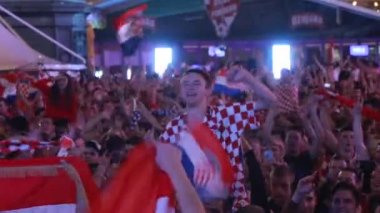 Zagreb, Hırvatistan - 11 Temmuz 2018: 2:1 zaferini kutluyor Hırvat futbol taraftarları Hırvatistan – İngiltere'de yarı finale FIFA Dünya 2018 Ban Jelacic Meydanı Zagrep, Hırvatistan Kupası.