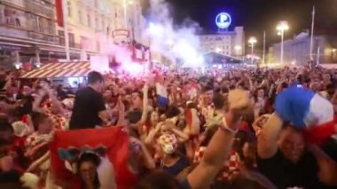 Zagreb, Hırvatistan - 11 Temmuz 2018: 2:1 zaferini kutluyor Hırvat futbol taraftarları Hırvatistan – İngiltere'de yarı finale FIFA Dünya 2018 Ban Jelacic Meydanı Zagrep, Hırvatistan Kupası.