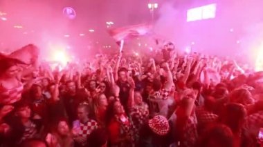 Zagreb, Hırvatistan - 11 Temmuz 2018: 2:1 zaferini kutluyor Hırvat futbol taraftarları Hırvatistan – İngiltere'de yarı finale FIFA Dünya 2018 Ban Jelacic Meydanı Zagrep, Hırvatistan Kupası.