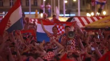 Zagreb, Hırvatistan - 11 Temmuz 2018: 2:1 zaferini kutluyor Hırvat futbol taraftarları Hırvatistan – İngiltere'de yarı finale FIFA Dünya 2018 Ban Jelacic Meydanı Zagrep, Hırvatistan Kupası.