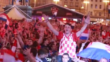 Zagreb, Hırvatistan - 11 Temmuz 2018: 2:1 zaferini kutluyor Hırvat futbol taraftarları Hırvatistan – İngiltere'de yarı finale FIFA Dünya 2018 Ban Jelacic Meydanı Zagrep, Hırvatistan Kupası.