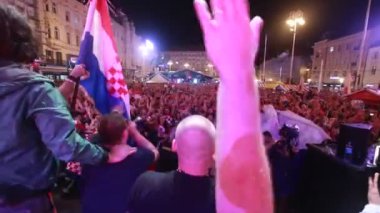 Zagreb, Hırvatistan - 11 Temmuz 2018: 2:1 zaferini kutluyor Hırvat futbol taraftarları Hırvatistan – İngiltere'de yarı finale FIFA Dünya 2018 Ban Jelacic Meydanı Zagrep, Hırvatistan Kupası.