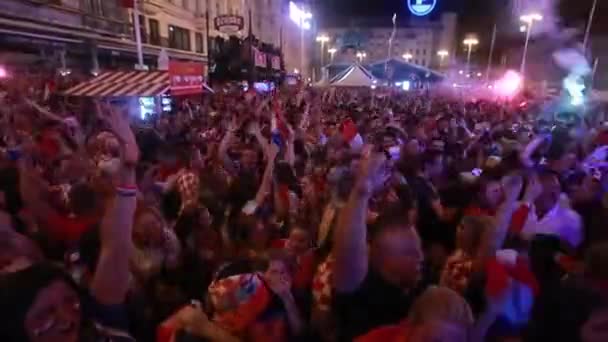 Zagreb Kroatien Juli 2018 Kroatische Fußballfans Feiern Den Sieg Kroatiens — Stockvideo