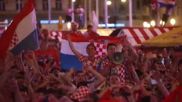 克罗地亚萨格勒布 2018年7月11日 克罗地亚球迷庆祝2 克罗地亚 英格兰在半决赛国际足联世界杯2018在克罗地亚萨格勒布 Jelacic — 图库视频影像