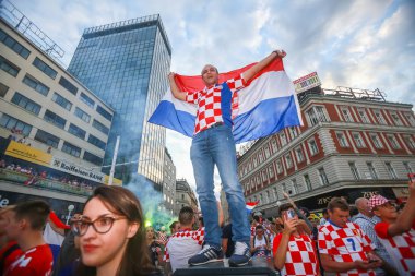 Zagreb, Hırvatistan - 15 Temmuz 2018: Hırvat futbol taraftarları üzerinden 4-2 Dünya Kupası 2018 FIFA Ban Jelacic Meydanı Zagrep, Hırvatistan finale kaybettikten sonra ikinci sırada kutlamak.