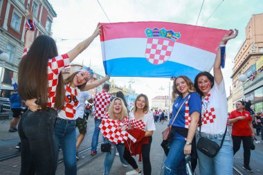 Zagreb, Hırvatistan - 15 Temmuz 2018: Hırvat futbol taraftarları üzerinden 4-2 Dünya Kupası 2018 FIFA Ban Jelacic Meydanı Zagrep, Hırvatistan finale kaybettikten sonra ikinci sırada kutlamak.