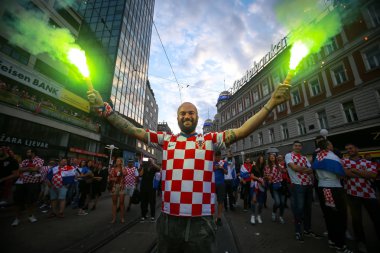 Zagreb, Hırvatistan - 15 Temmuz 2018: Hırvat futbol taraftarları üzerinden 4-2 Dünya Kupası 2018 FIFA Ban Jelacic Meydanı Zagrep, Hırvatistan finale kaybettikten sonra ikinci sırada kutlamak.