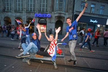 Zagreb, Hırvatistan - 15 Temmuz 2018: Hırvat futbol taraftarları üzerinden 4-2 Dünya Kupası 2018 FIFA Ban Jelacic Meydanı Zagrep, Hırvatistan finale kaybettikten sonra ikinci sırada kutlamak.