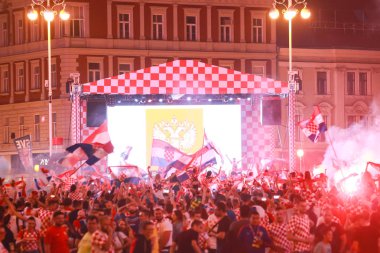Zagreb, Hırvatistan - 15 Temmuz 2018: Hırvat futbol taraftarları üzerinden 4-2 Dünya Kupası 2018 FIFA Ban Jelacic Meydanı Zagrep, Hırvatistan finale kaybettikten sonra ikinci sırada kutlamak.