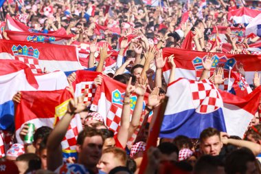 Zagreb, Hırvatistan - 15 Temmuz 2018: Hırvat futbol taraftarları destek Milli takım öncesi ve sırasında Dünya Kupası 2018 Fifa, Final maçında, Fransa Hırvatistan Zagreb, Hırvatistan için Ban Jelacic meydanında.